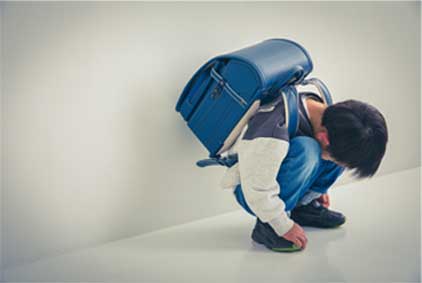 うずくまる子ども